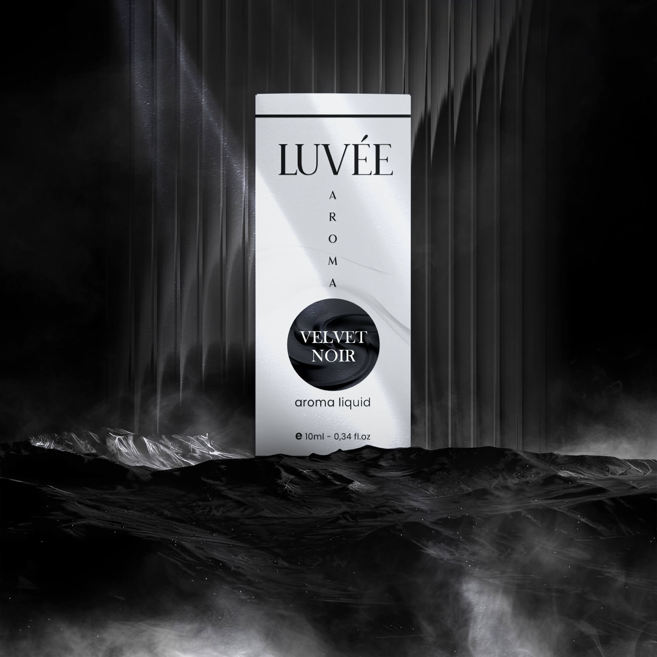 Sophisticated essential oil Velvet Noir by Luvée – luxury diffuser oil with musky, woody and deep notes.